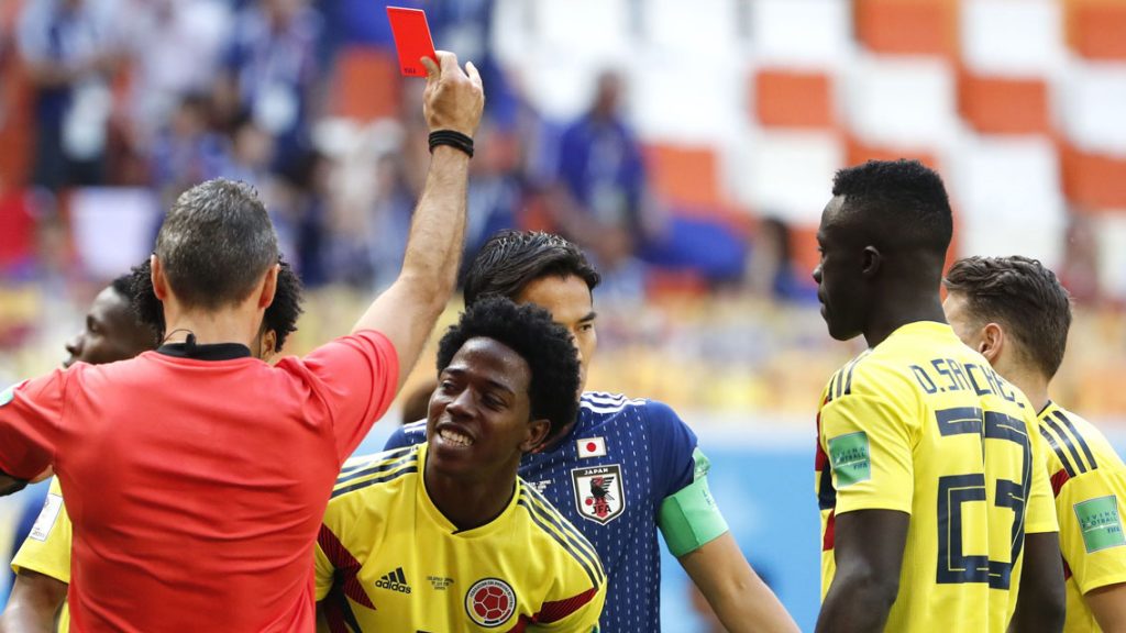 Carlos Sánchez es amenazado de muerte por expulsión ante Japón