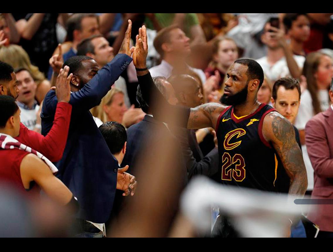 LeBron y Cavs dejan ir en tiempo extra el triunfo ante Warriors 1