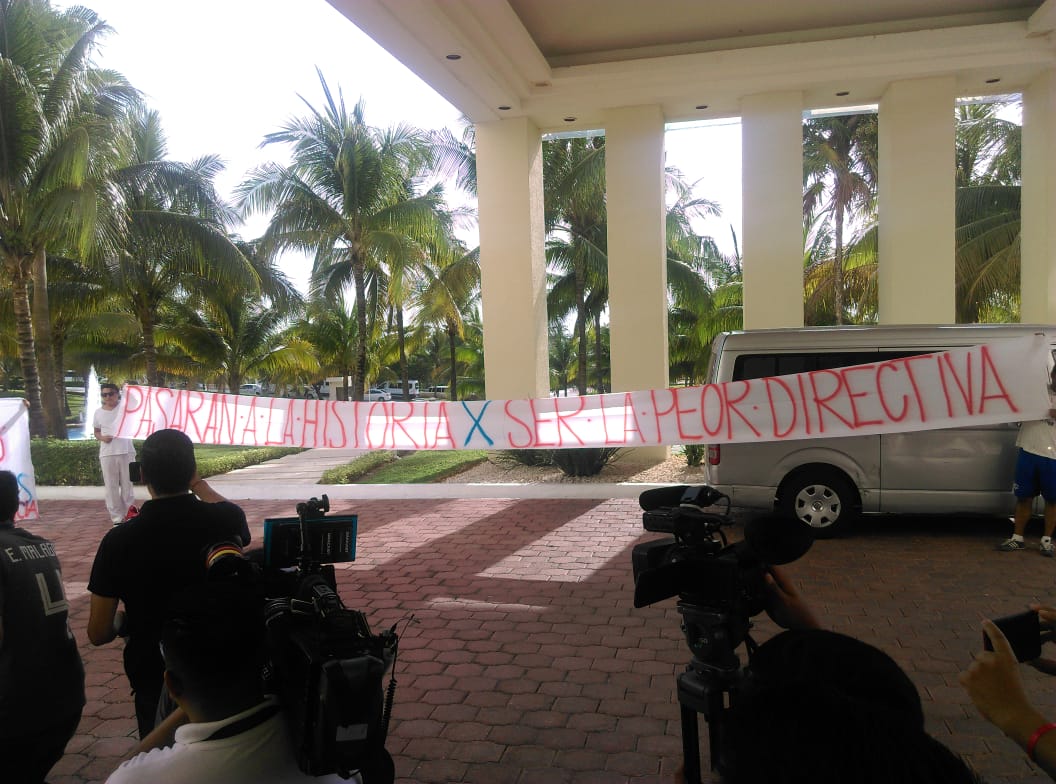 Aficionados de Chivas protestan contra la directiva en pleno Draft