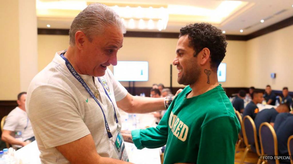 Visita sorpresa en Brasil, Dani Alves desea suerte a su selección