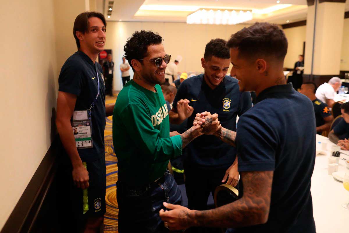 Dani Alves saluda a Brasil