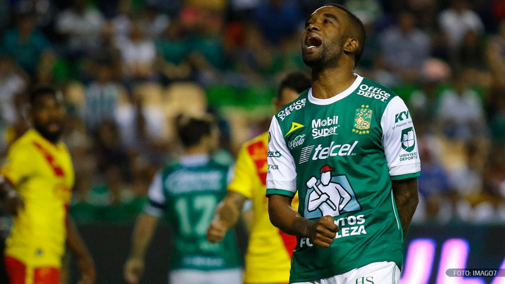 Darío Burbano, jugador del Club León, lamenta una jugada