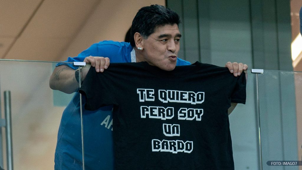 Diego Armando Maradona posa para una foto en la Copa del Mundo Rusia 2018