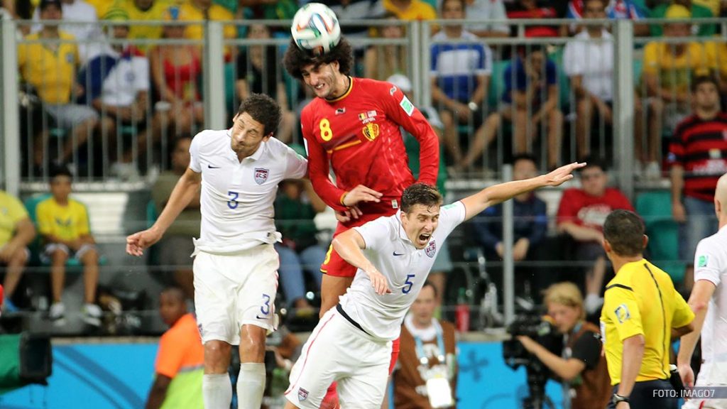 Fellaini disputa un balón con defensas de la selección de Estados Unidos
