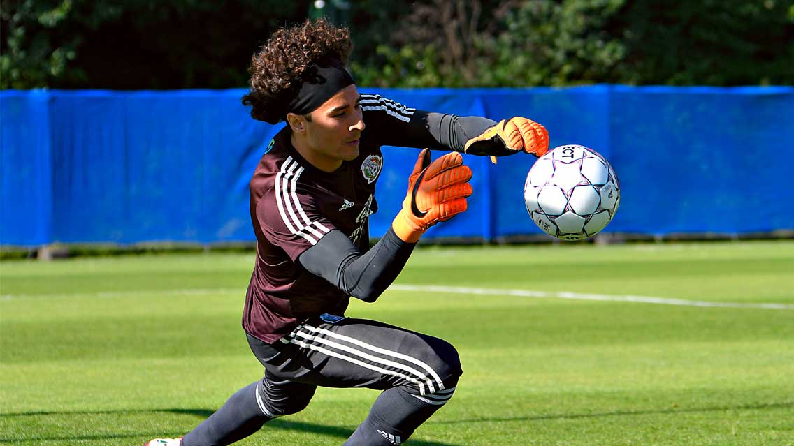 Guillermo Ochoa tendría su destino fuera del Standard de Lieja