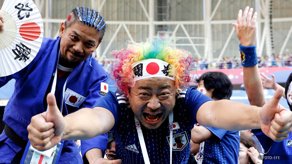 Cracks dentro y fuera de la cancha: afición de Japón recoge basura al final del partido