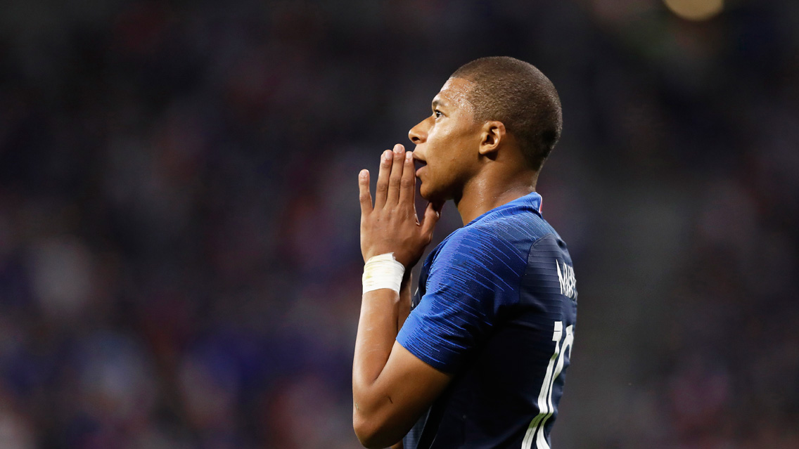 Kylian Mbappé sale lesionado y enciende alarmas en Francia