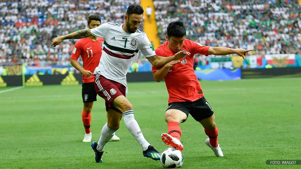 Miguel Layun y Kim Min-Woo, durante el juego de la primera fase del Grupo F de la Copa Mundial de la FIFA Rusia 2018, entre las Selección de Corea del Sur y la Selección Nacional de México, celebrado en la Arena Rostov