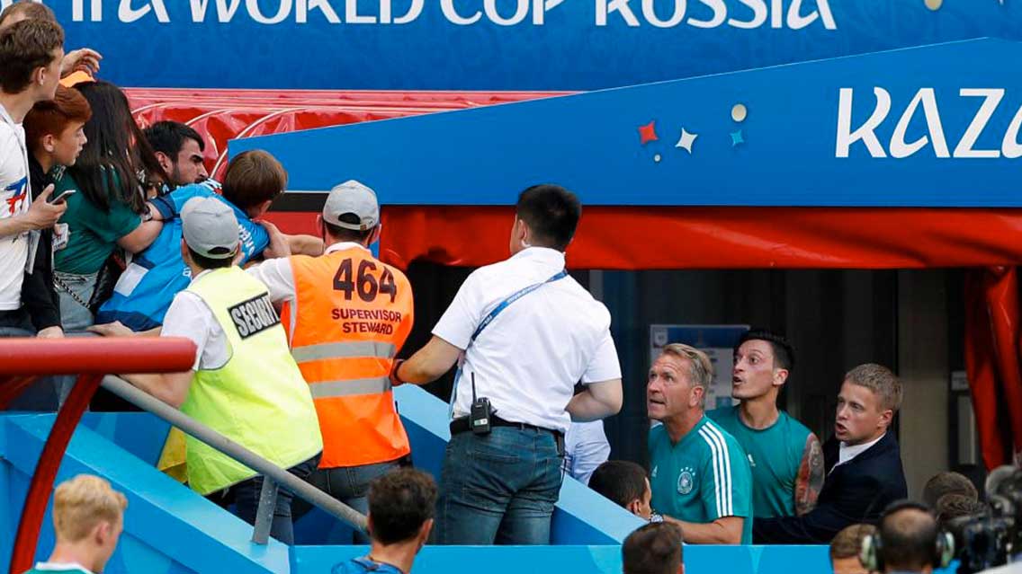 Mesut Özil se encara con aficionados tras eliminación