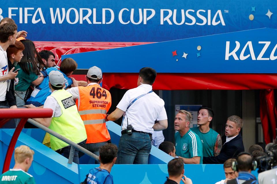Mesut Özil se encara con aficionados tras eliminación 0