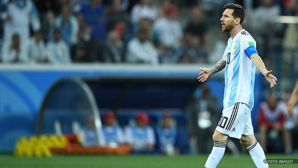 Messi reclama una jugada en el partido contra Croacia en la Copa del Mundo 2018
