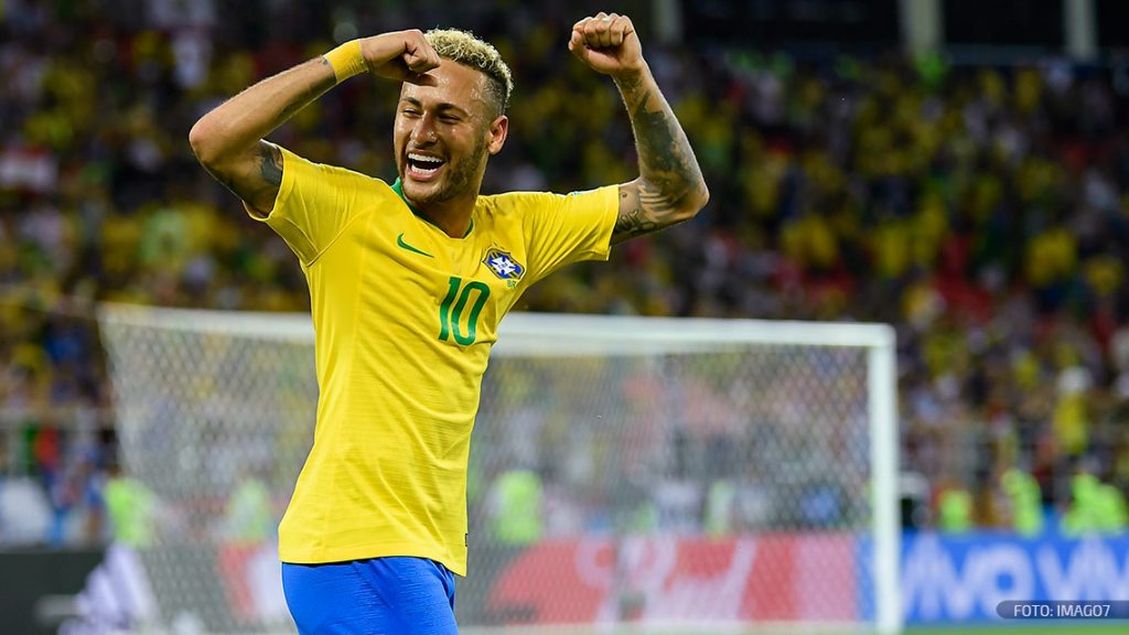 Neymar participa en el juego Brasil contra Serbia