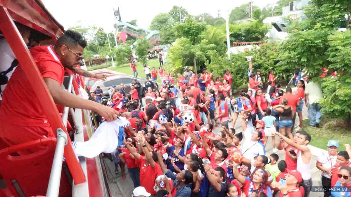 Los recibieron como campeones del mundo en Panamá