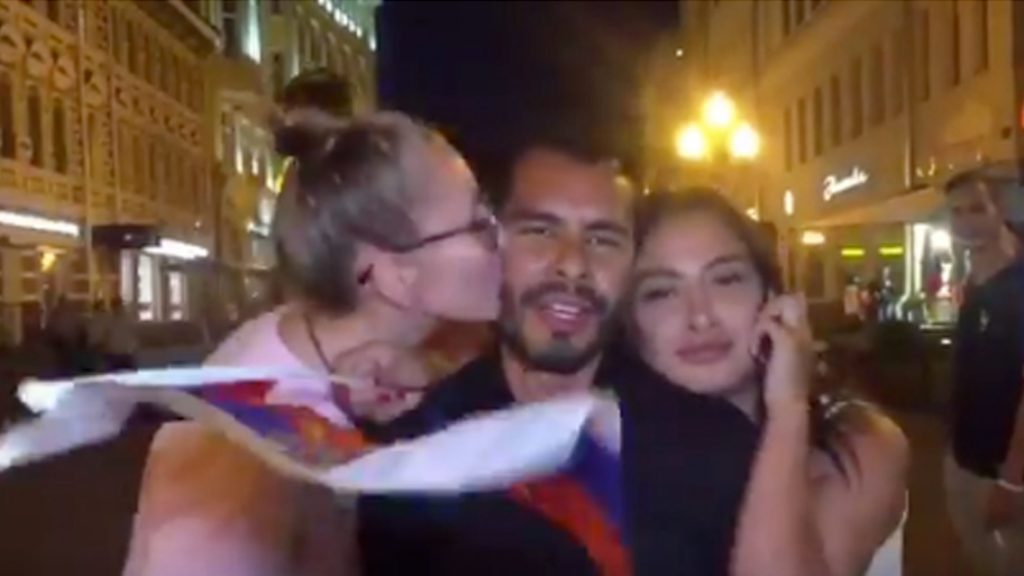 Reportero mexicano es acosado por aficionadas rusas