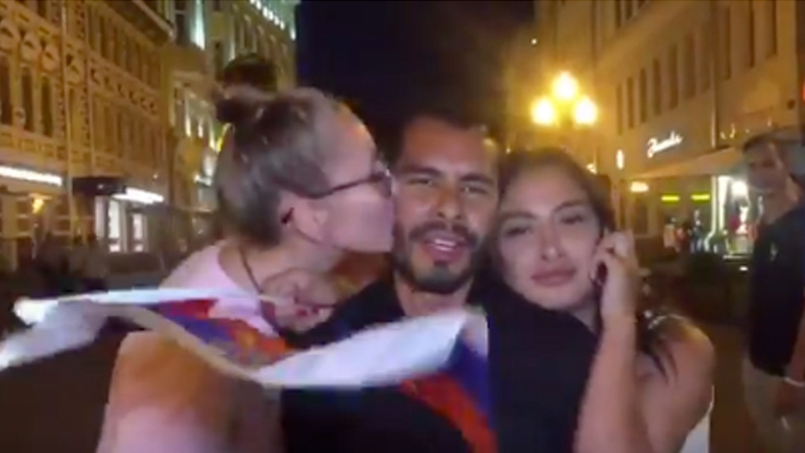 Reportero mexicano es acosado por aficionadas rusas