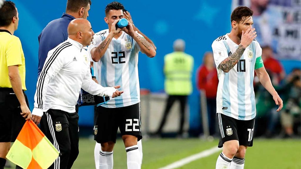 Jorge Sampaoli pregunta a Lionel Messi a quién meter