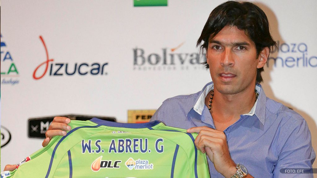 Sebastián "Loco" Abreu posa con la playera de su nuevo club