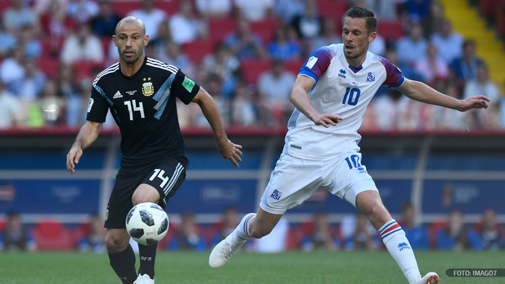 Sigurdsson disputa una pelota con Javier Mascherano