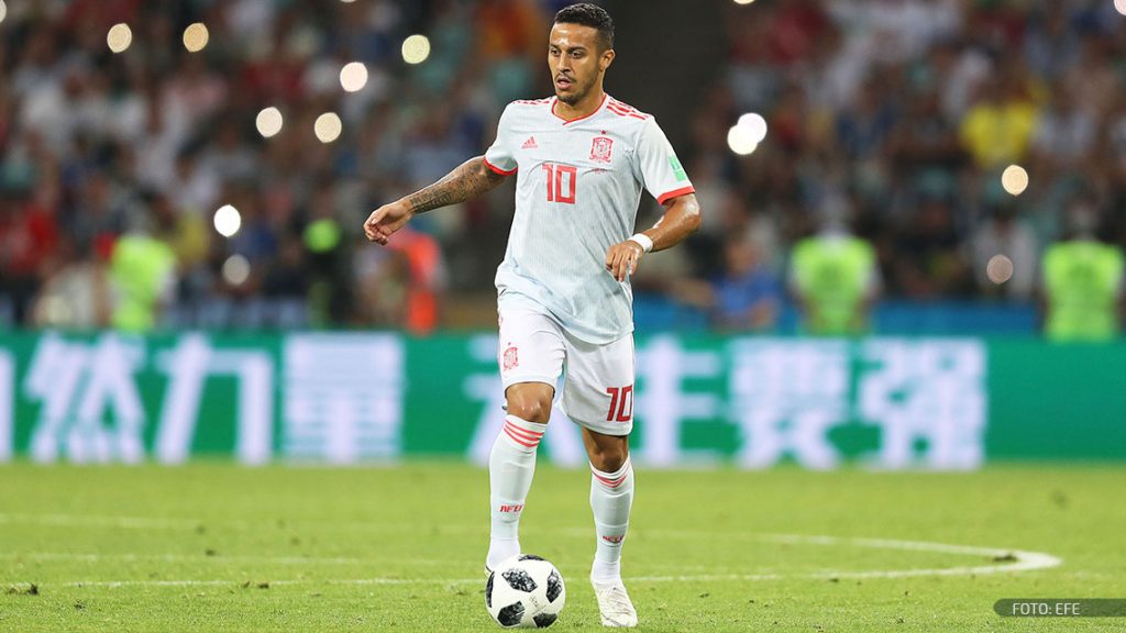 Thiago Alcántara conduce un balón durante un partido de España en la Copa Mundial de Rusia