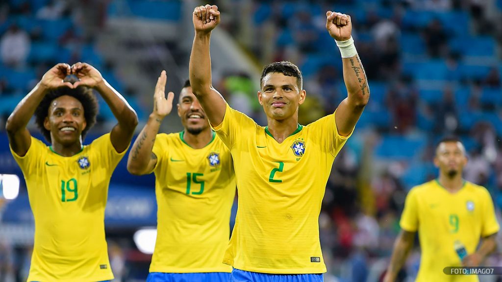 Thiago Silva celebra con sus compañeros la clasificación de Brasil a octavos de final. Ahora enfrentarán a México.