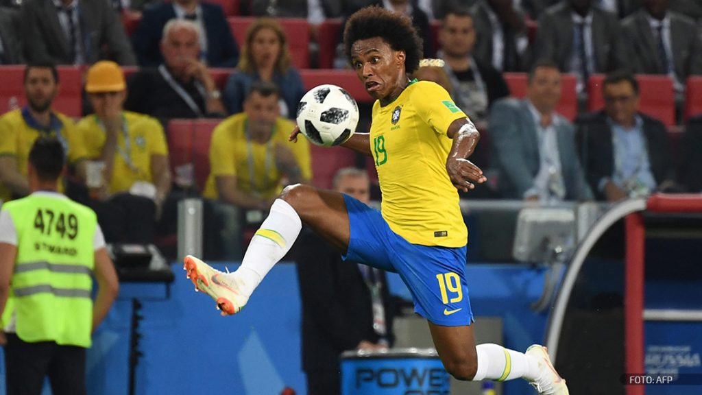 Willian recibe un balón en un partido de Brasil en la Copa del Mundo