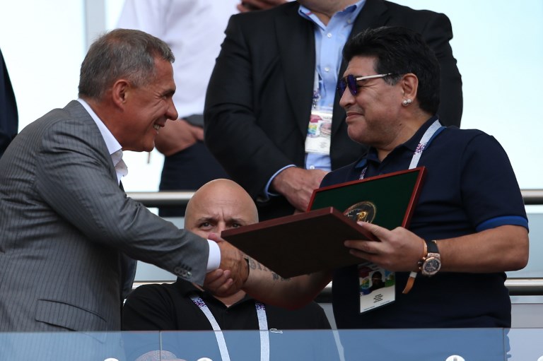 MAradona recibe galardón