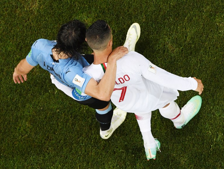 Momento en que Cavani sale del campo ayudado por Cristiano Ronaldo