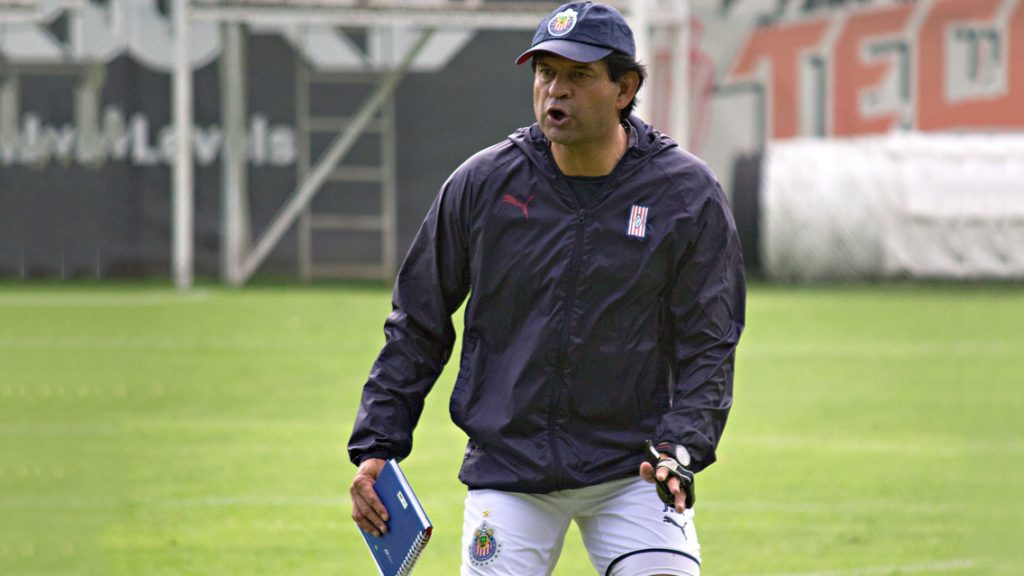 Cardozo ensaya 2 cambios en alineación de Chivas