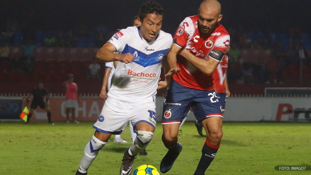 César Villaluz disputa un balón con un jugador de Veracruz