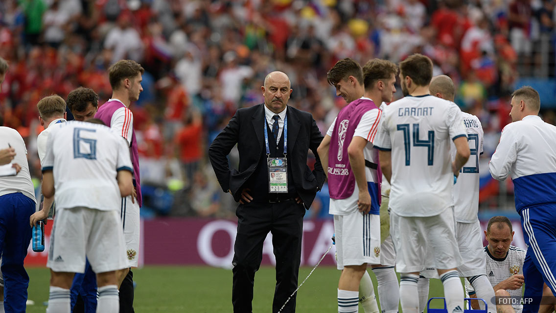 Stanislav Cherchésov se reúne con sus jugadores