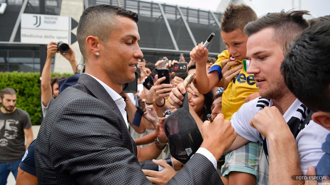 Cristiano Ronaldo desata la locura en su llegada a Turín