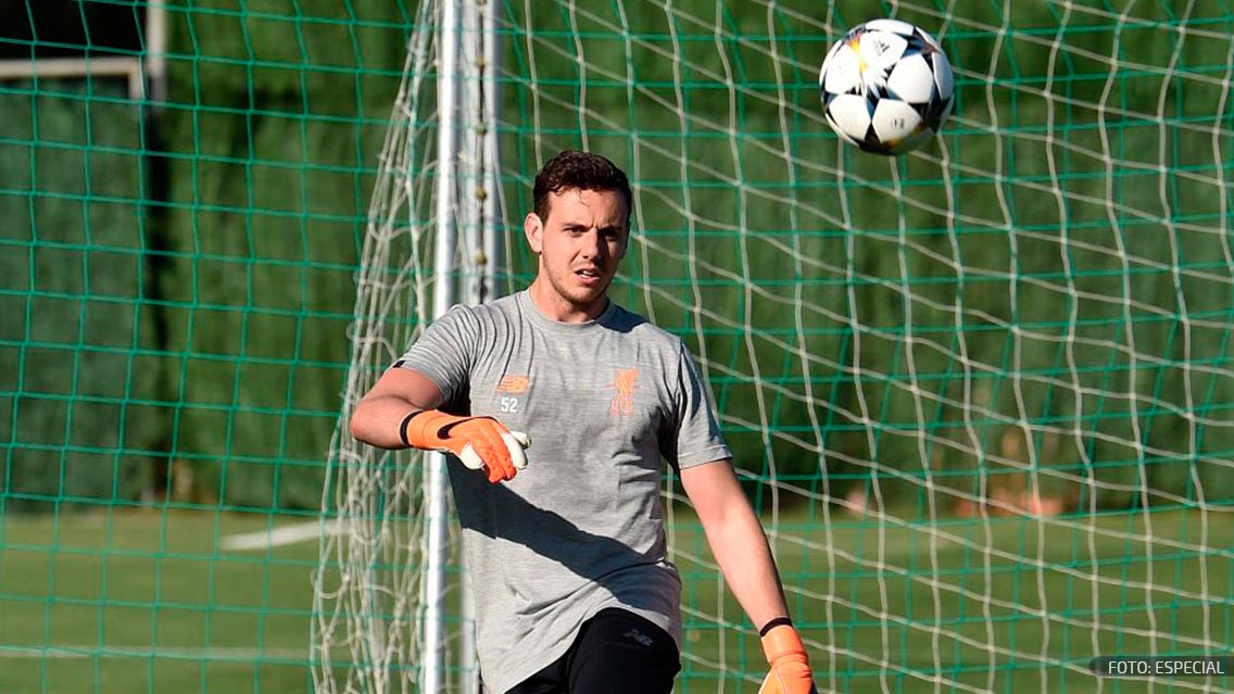 Danny Ward entrena con el Liverpool