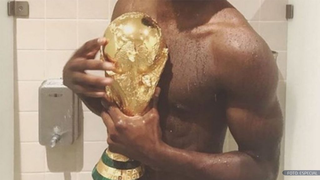 El francés que se bañó con la Copa del Mundo
