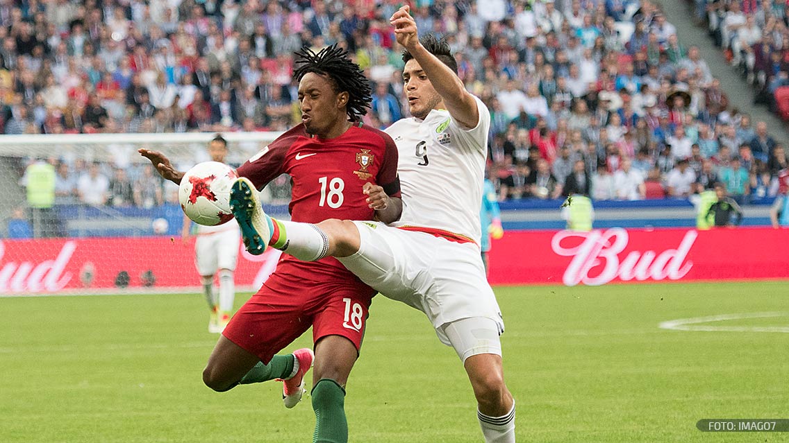 Gelson Martins disputa una pelota con Raúl Jiménez