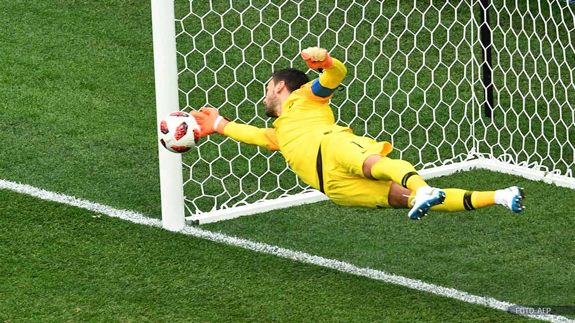 Hugo Lloris ataja un balón en el partido Francia-Uruguay