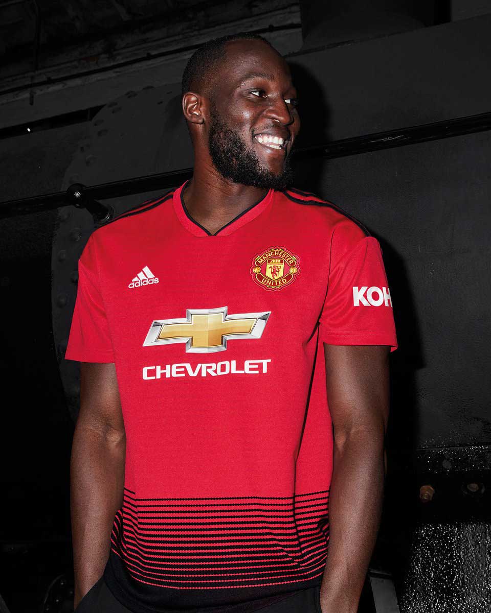 Manchester United presenta su nuevo jersey 3
