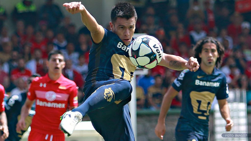 Marcelo Alatorre disputa una pelota con la playera de los Pumas de la UNAM