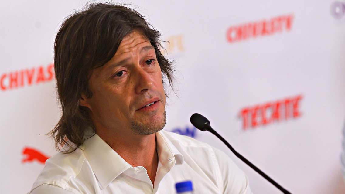 Matías Almeyda levanta la mano para dirigir a Argentina