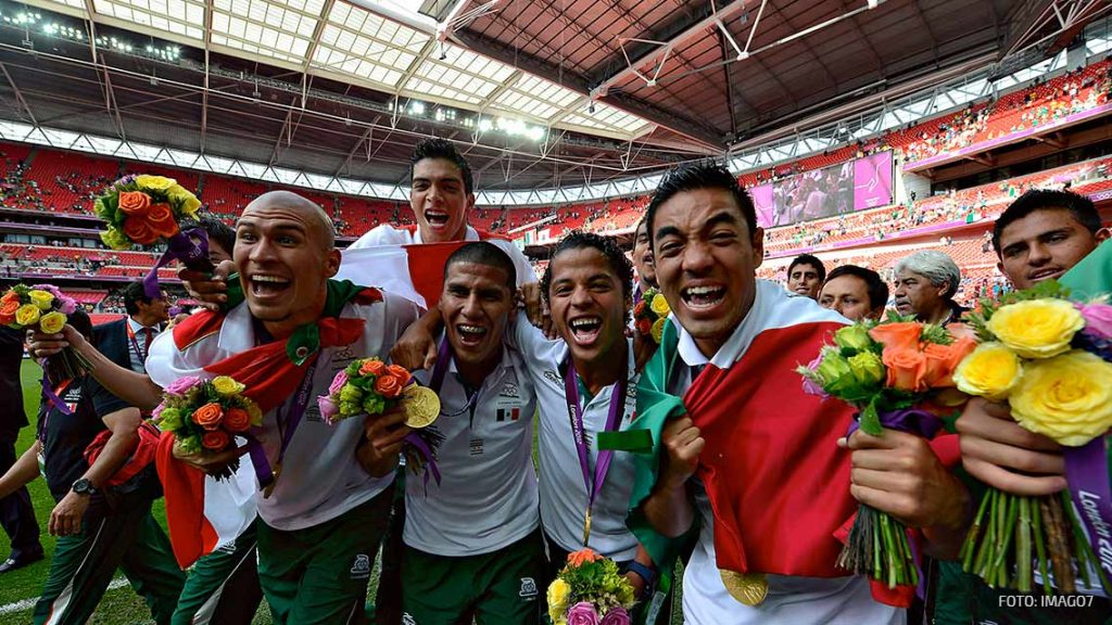 Salcido trollea a aficionados brasileños y presume medalla de oro
