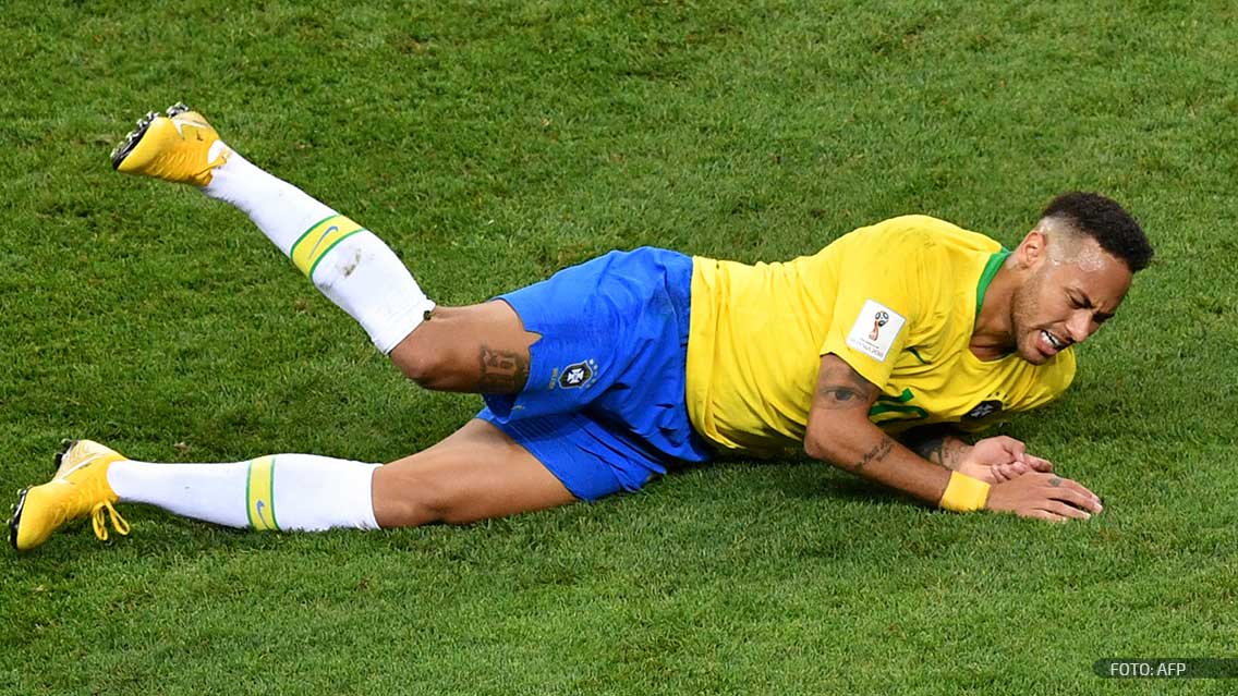 Neymar yace en el suelo en el Brasil-Bélgica