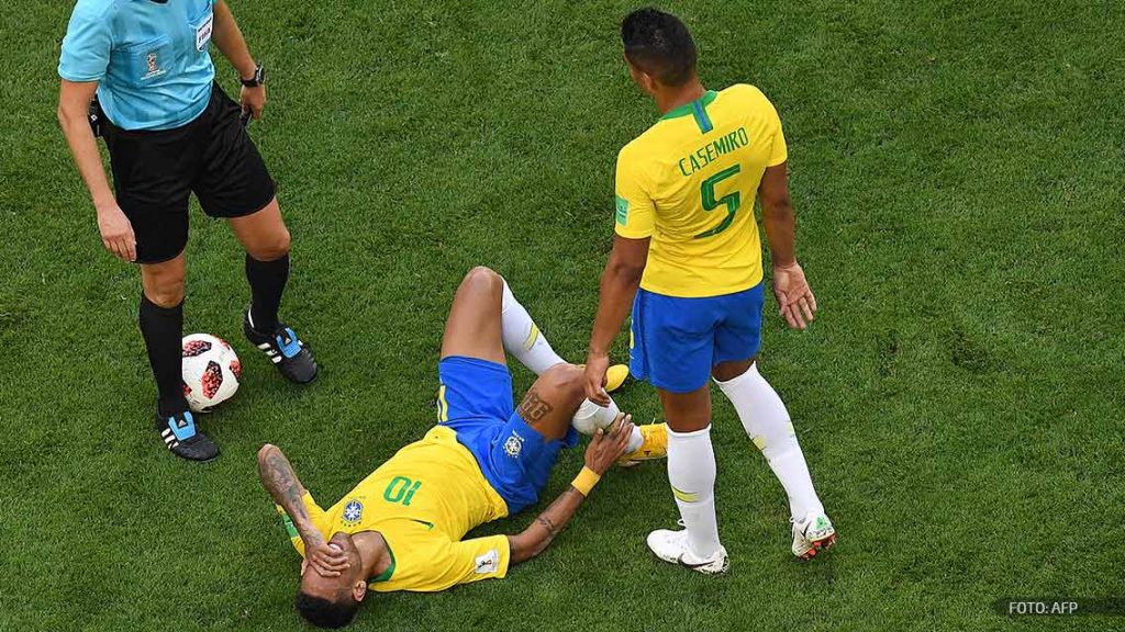 Leyendas del futbol critican la teatralidad de Neymar