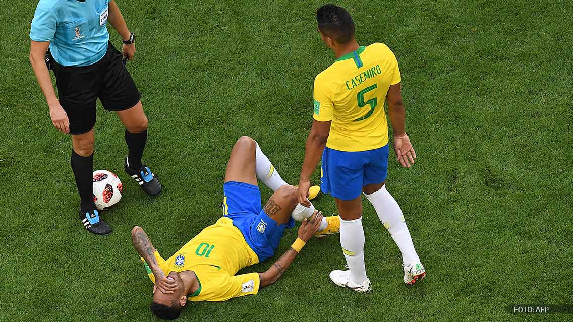 Neymar sobreactúa una falta en el partido México vs Brasil