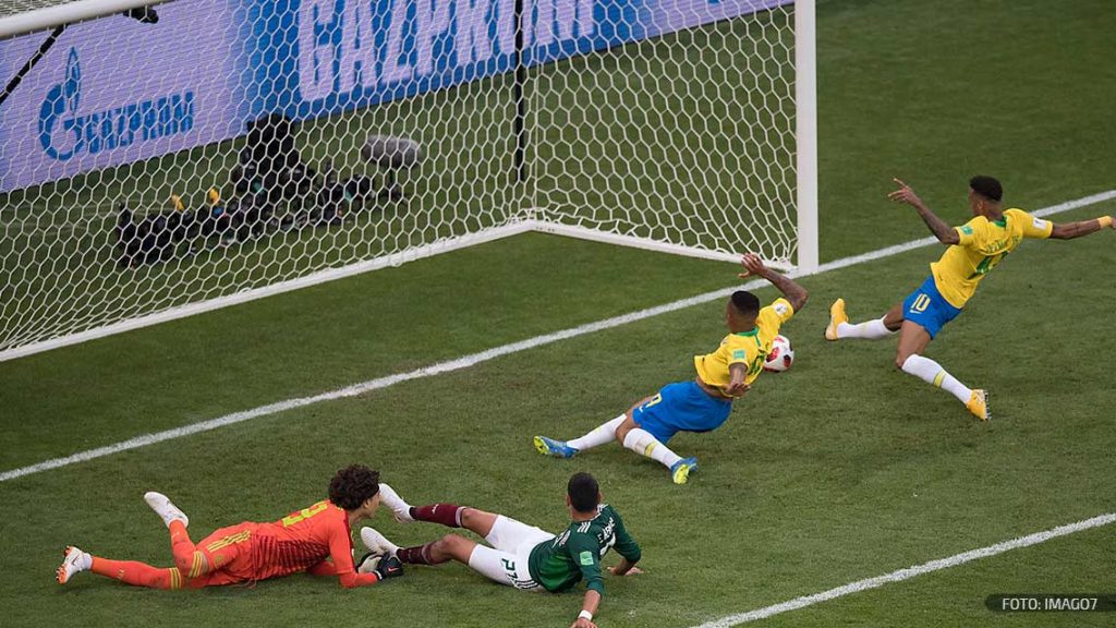 Guillermo Ochoa no pudo hacer más para evitar el gol de Neymar en el México-Brasil