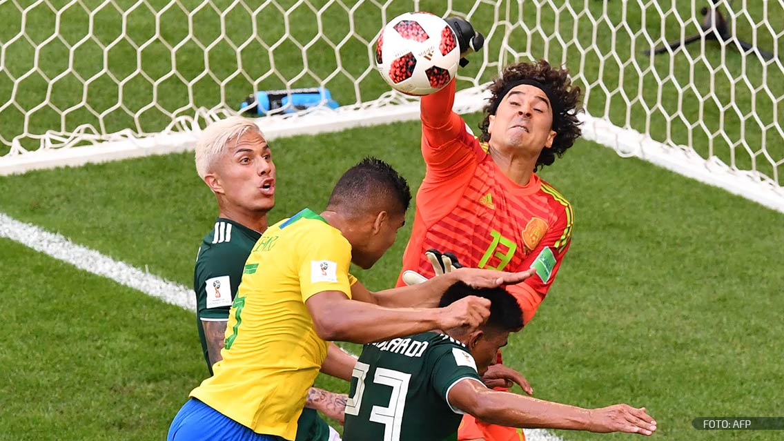Guillermo Ochoa despeja una pelota en el juego México vs Brasil