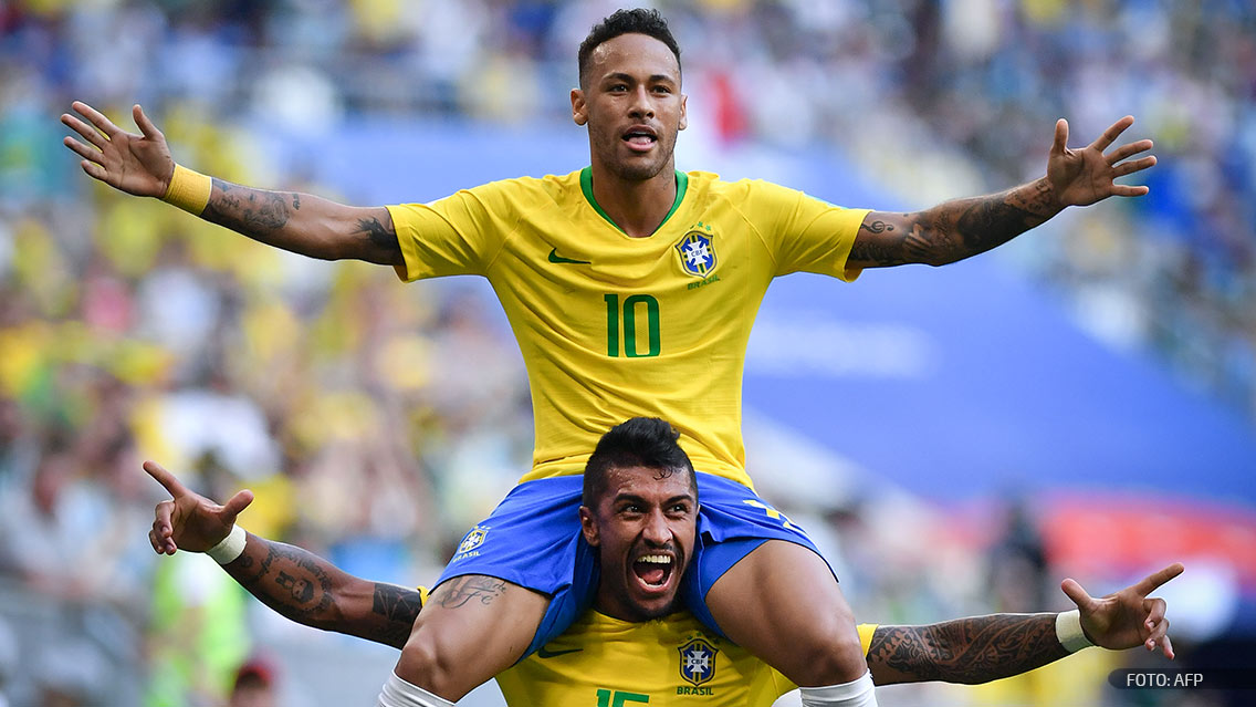 Neymar y Paulinho celebran el triunfo sobre México