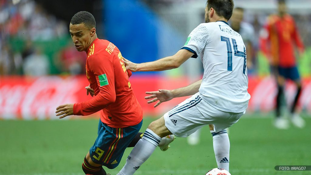 Rodrigo Moreno disputa un balón con la selección de España