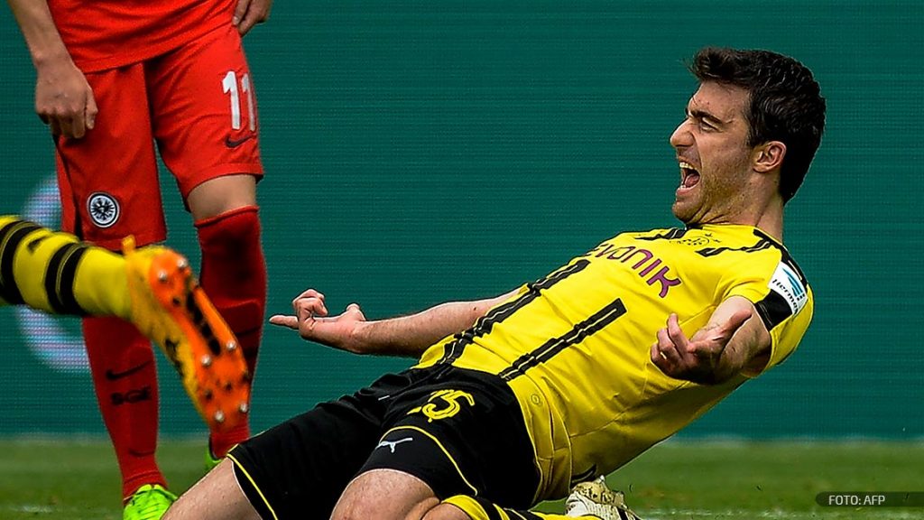 El defensa Sokratis festeja una jugada con el Borussia Dortmund