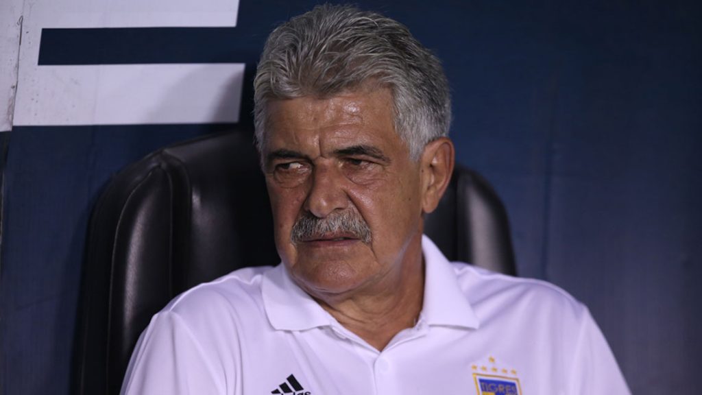 Tuca Ferretti molesto con su defensa