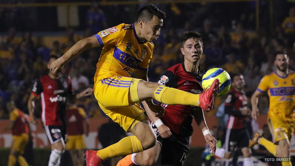 Lucas Zelarayán disputa un balón con un jugador del Atlas