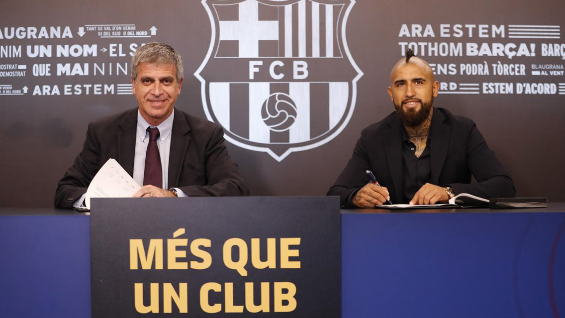 Arturo Vidal es presentado con el Barcelona